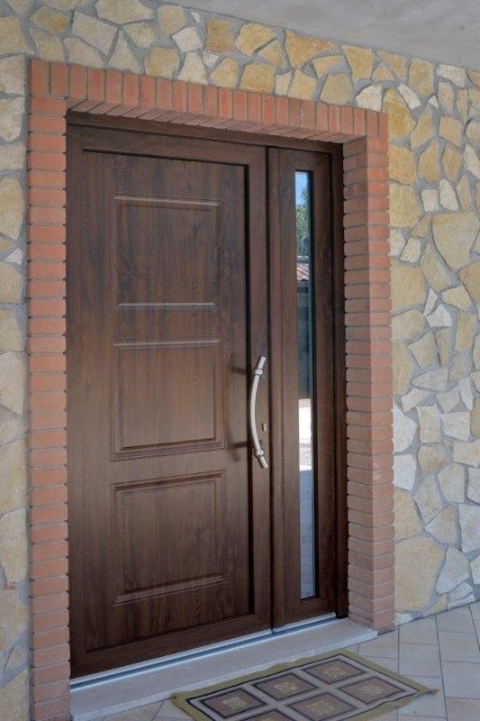 Tipologia serramenti: Porta d’ingresso a 2 ante - Profilo PVC: Piattaforma 70 finitura New Living, lato esterno - Colore: Noce - Accessori: Satinati